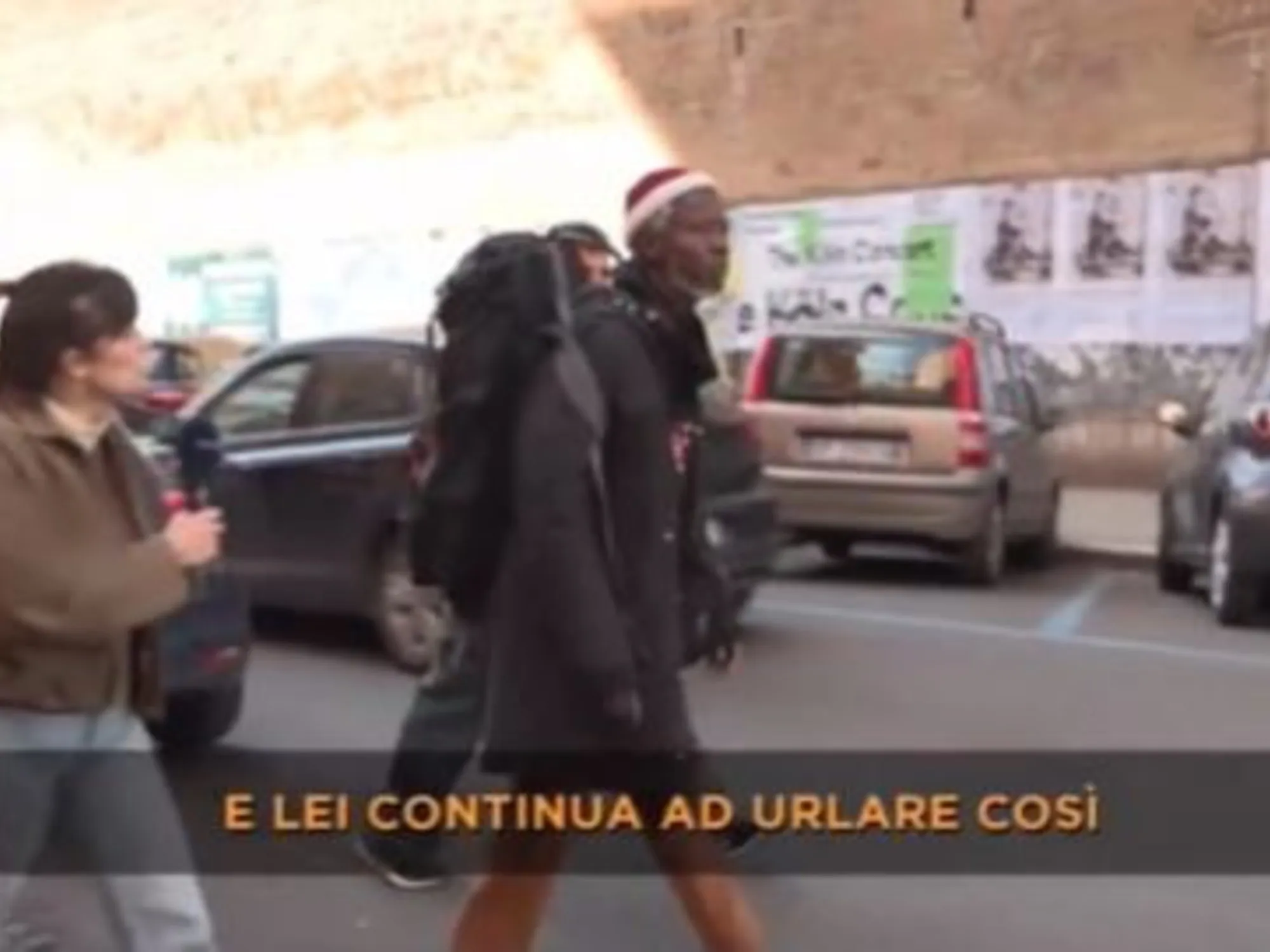 Leggi l'articolo: "Tu sei il diavolo": immigrato aggredisce la cronista a Roma, immagini forti <span style="color: rgb(153, 0, 0);">Video</span>