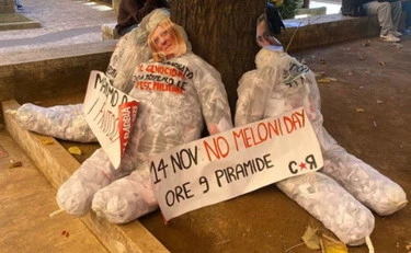 La Sapienza, esposti fantocci di Meloni e Gasparri: lo sfregio di Cambiare Rotta