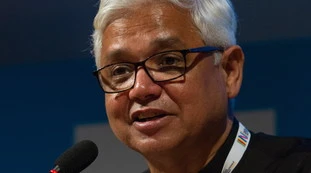 Clima, la bomba di Amitav Ghosh: "Chi spende una fortuna per disinformare". La grande menzogna: una drammatica verità?