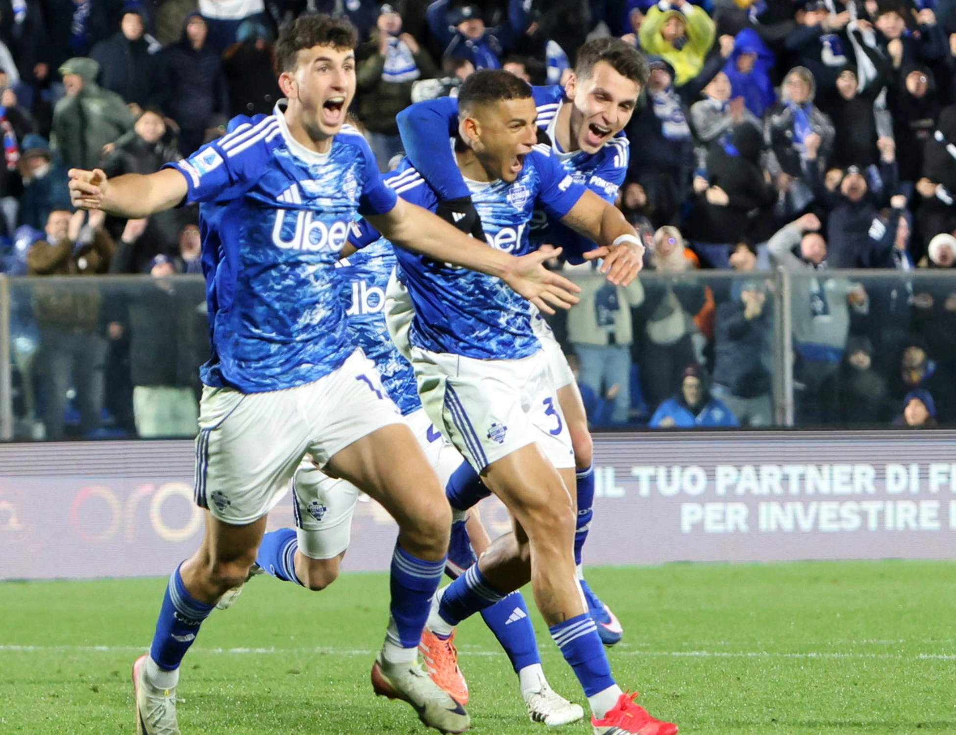 Il Como batte la Roma  e sogna la Champions League