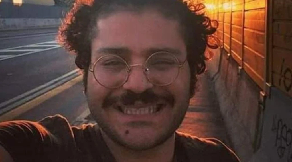 Patrick Zaki, ridotto così nella gabbia in tribunale: orrore in Egitto, come lo mostrano in pubblico