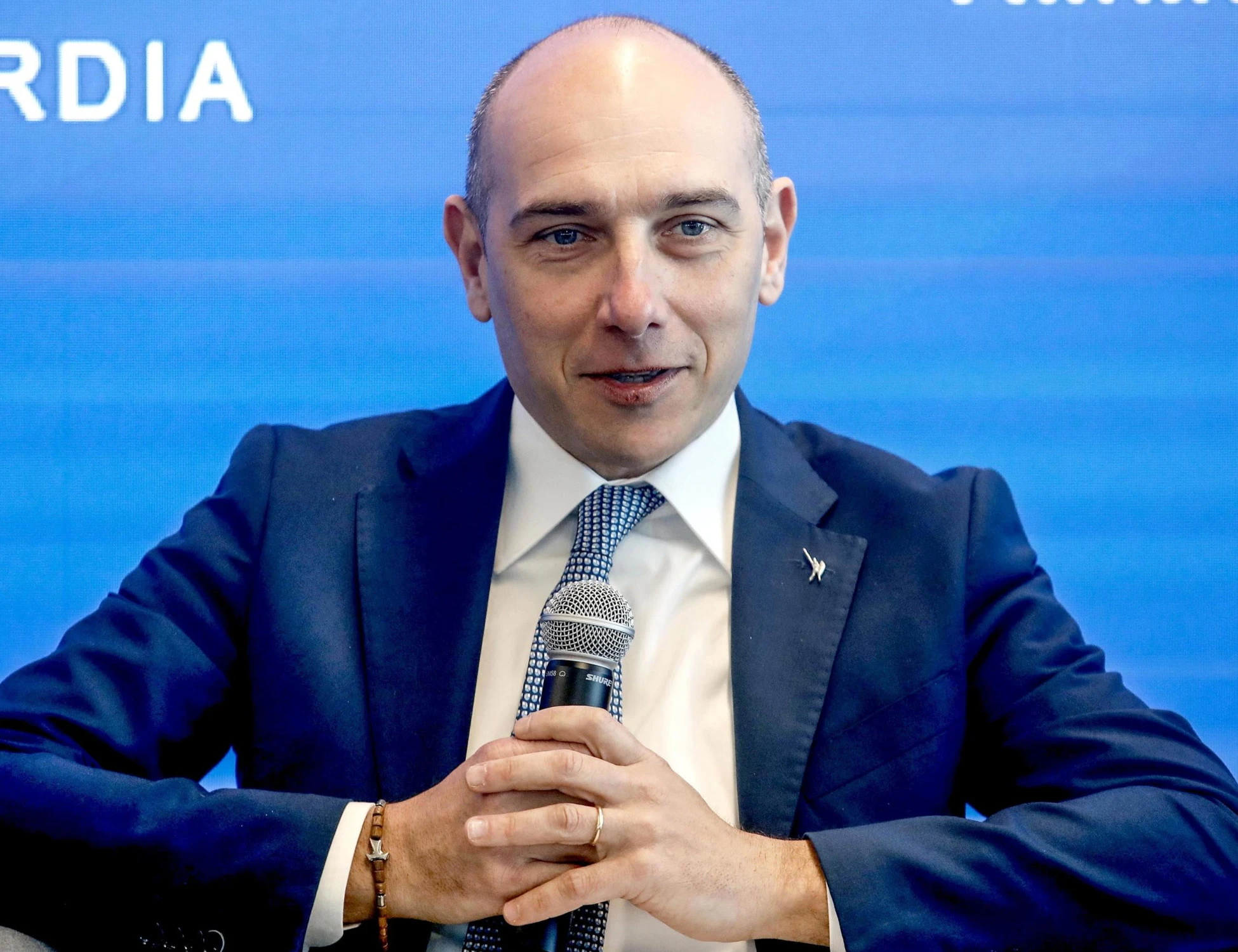 "Olimpiadi, la fiamma olimpica solca il Lago Maggiore: il Sottosegretario Morelli a Stresa per il passaggio storico”