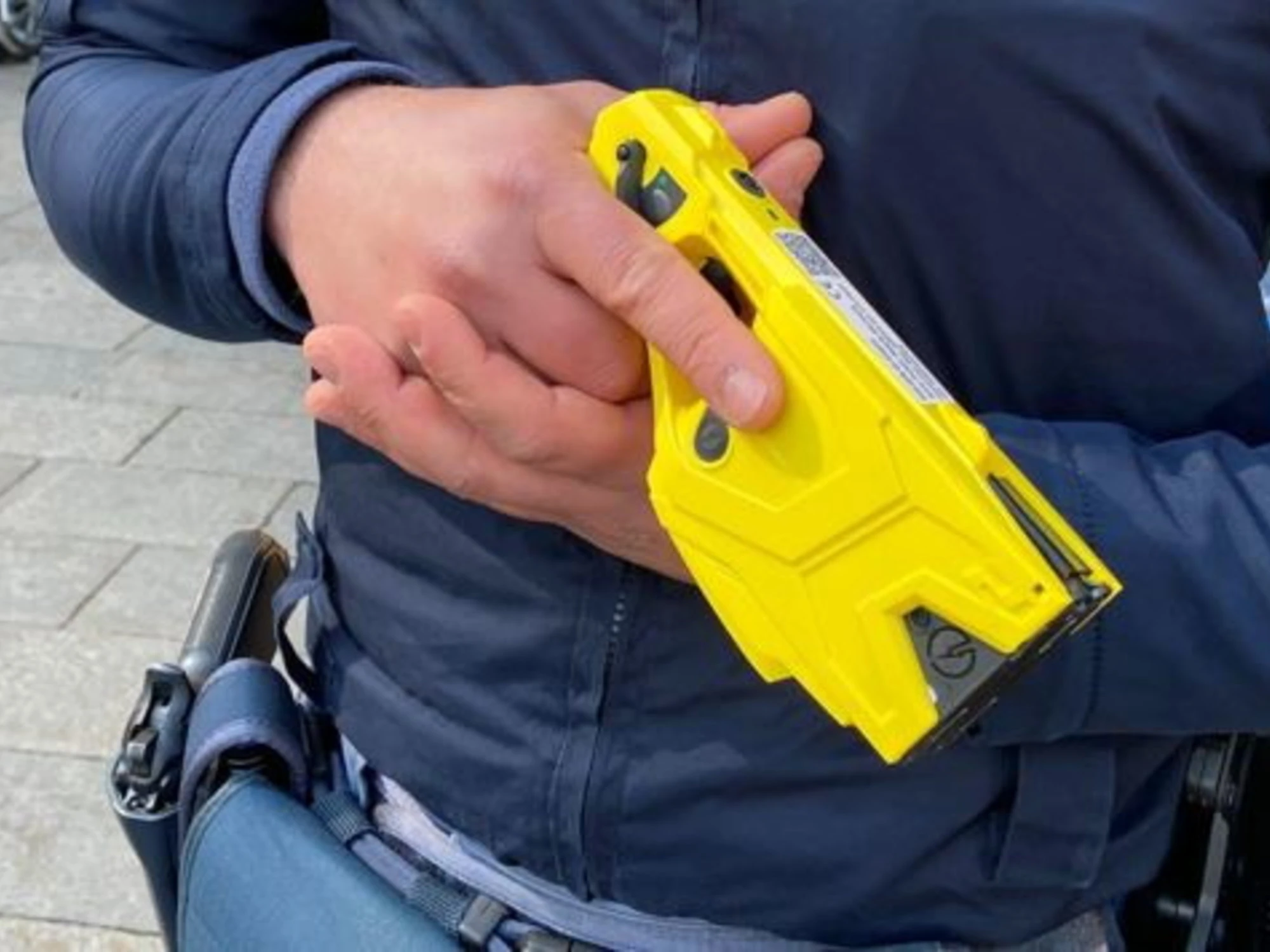 Da oggi taser per i vigili di Milano