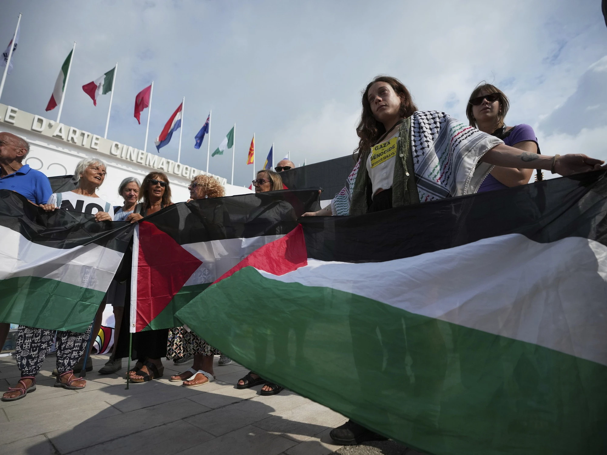 Venezia, pro-Pal aggirano il cordone della polizia: blitz in spiaggia