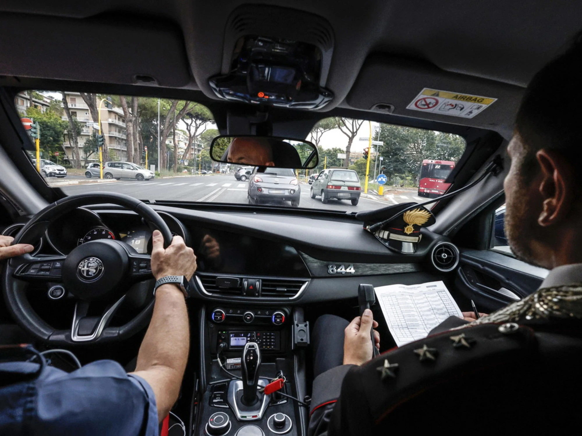 Roma, fugge dall'alt dei carabinieri: finisce malissimo, schianto tremendo