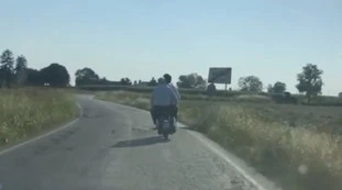 Vittorio Sgarbi spericolato, in Vespa senza casco: filmato così dal suo assistente