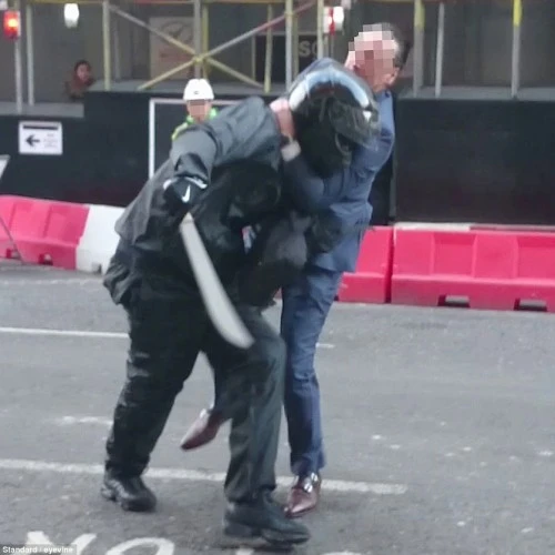 MACHETE A BRUXELLES E SPADA A LONDRA.