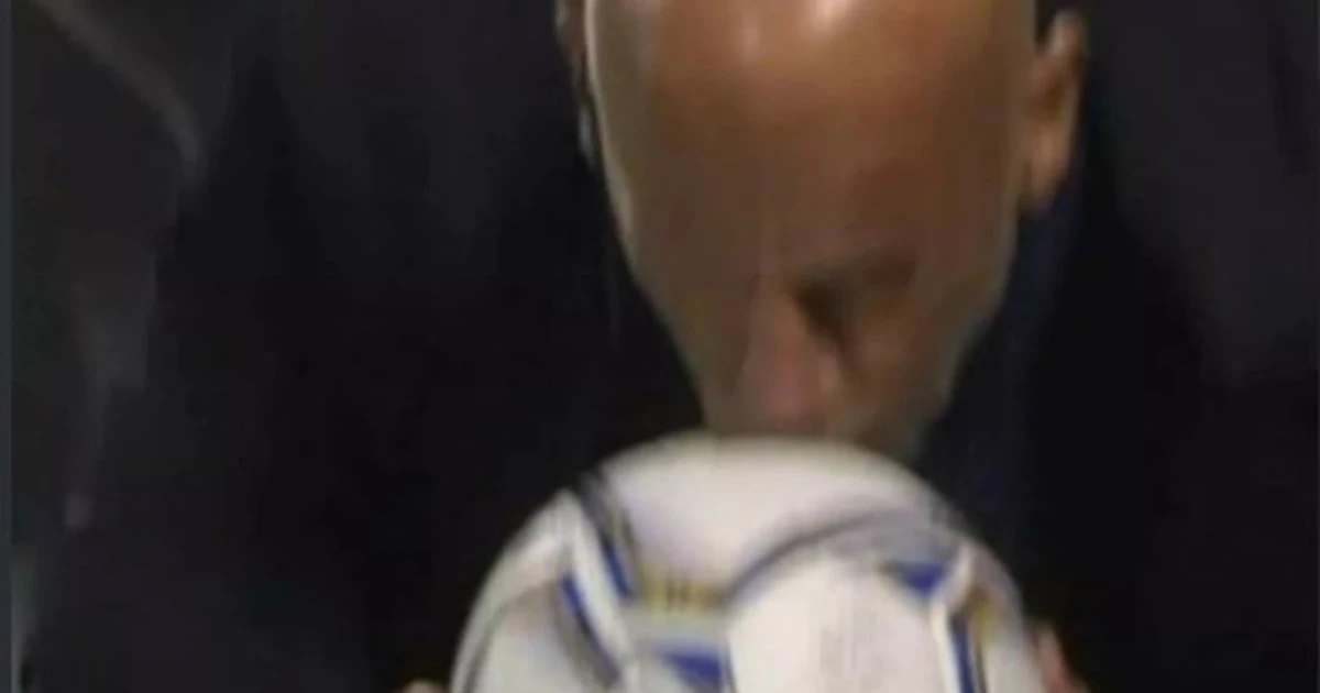Gianluca Vialli sorprende e commuove: il gesto dell'ex bomber, bacio al pallone prima della partita dell'Italia