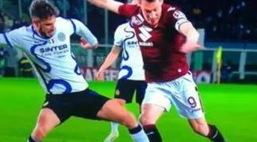Torino-Inter, "pallone e poi piede": gli arbitri perdono la faccia, la spiegazione surreale sul rigore mancato