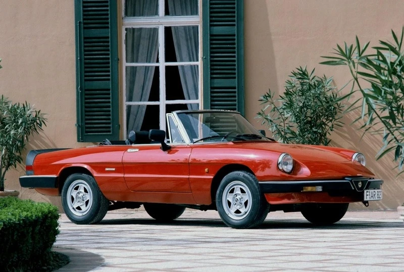 Auto, torna l'Alfa Romeo Duetto: accordo tra Mazda e Fiat