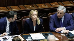 Meloni, "pizzino" a Salvini? "Purtroppo, dobbiamo rinviare"
