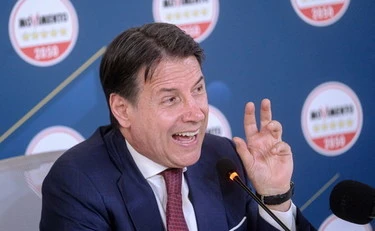 Conte, addio bandiera rossa: Giuseppi è una banderuola