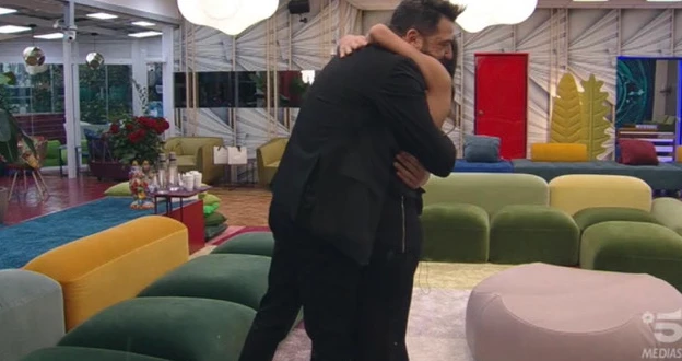 Gf Vip, l'incontro tra Pago e Serena Enardu sorprende tutti: cosa si sono detti in diretta tv