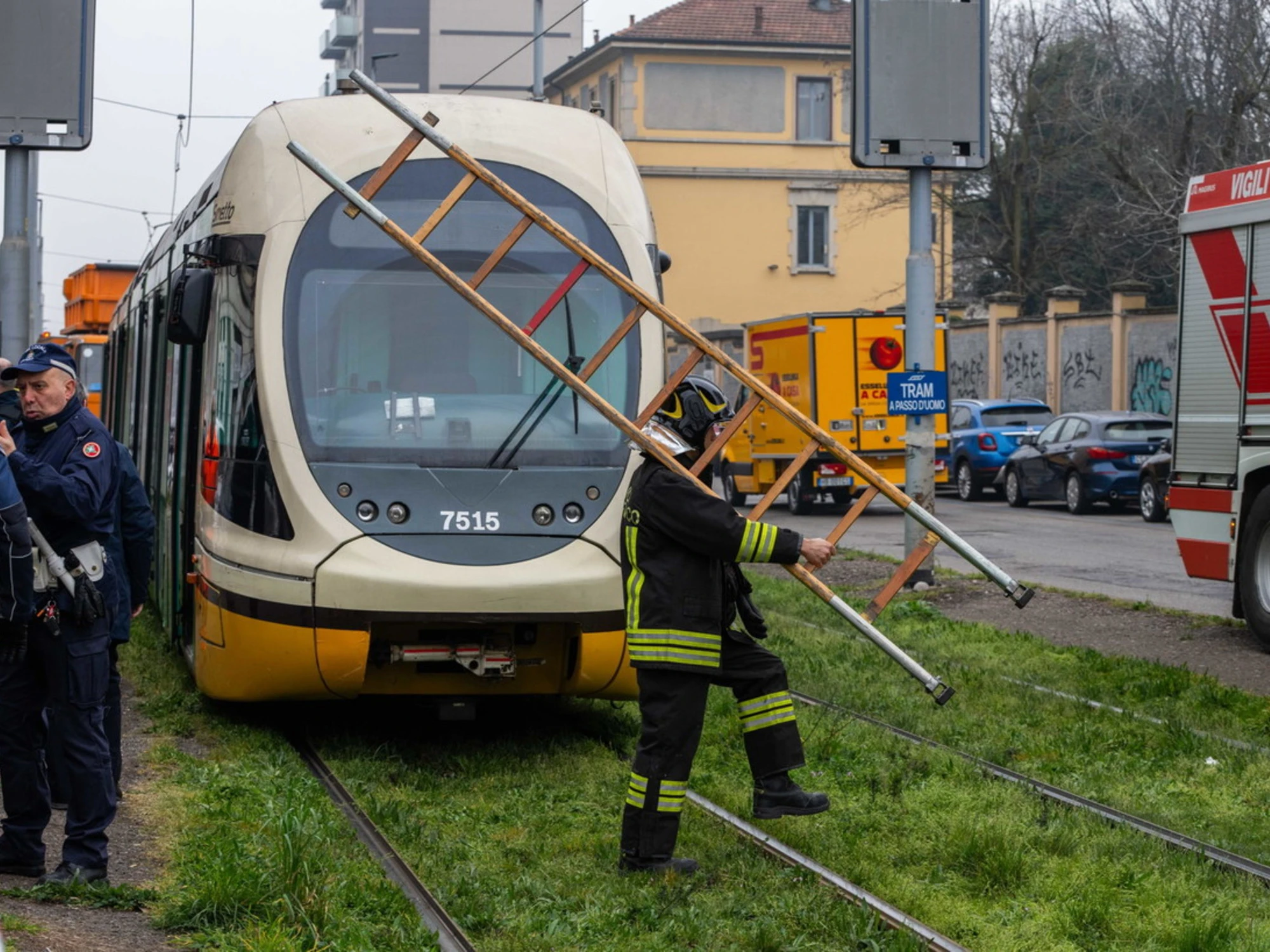 Tram deragliato a Milano, "nessuna telefonata": il cerchio si stringe attorno al conducente