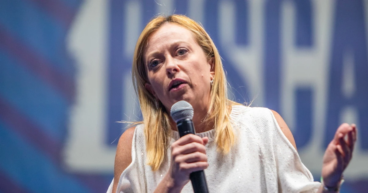 Giorgia Meloni, fango di Repubblica: "Gli effetti del sabato fascista", ai limiti della legge