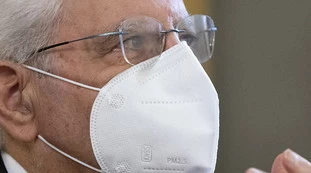 Sergio Mattarella, gli auguri a Papa Francesco: "Ecco che Natale sarà". Ne è proprio sicuro?