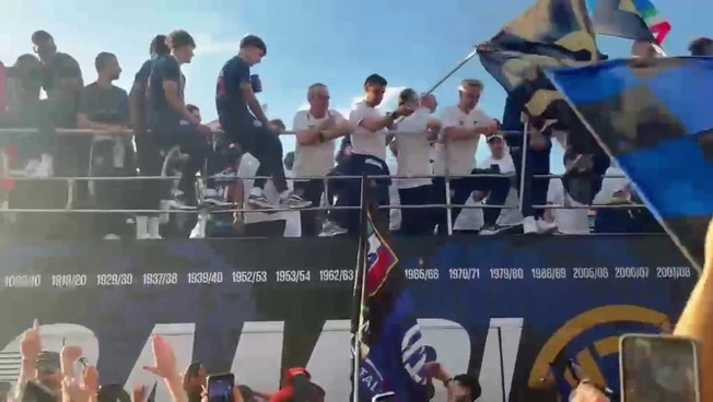 Inter campione d'Italia, è festa sul pullman scoperto lungo le vie di Milano