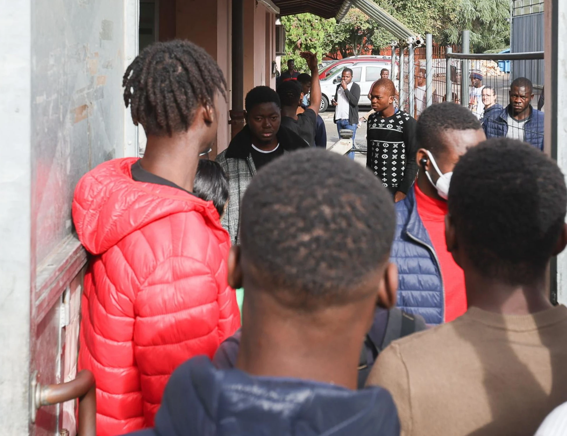 Monastir, raid punitivo contro i migranti: bastoni, spranghe e sassi