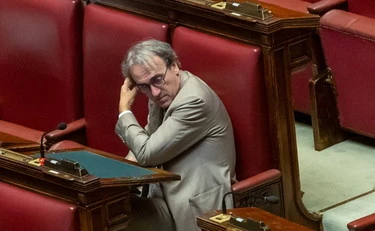 https://media.liberoquotidiano.it/7dStMofreTqrTDm3-DxxM4w9rpVsb0BSINm5g1IlOJ8/width:800/quality:90/aW1hZ2VzLzIwMjYvMDgvMjMvMTY0ODAxOTAxLWUzNmE1ZDA0LTUxMGUtNDkyMy1iNGE0LWE4ZGFhMjhlZmEzNy5qcGc.webp