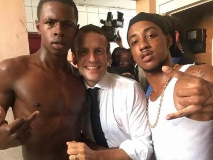 Emmanuel Macron, la foto della vergogna: gestacci e galeotti, Marine Le Pen lo inchioda
