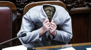 Bonelli insulta Meloni: "Inquietante, non mi guardi". E la premier lo irride