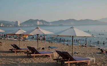 San Benedetto del Tronto, stesa in spiaggia prende il sole: violentata davanti ai bagnanti