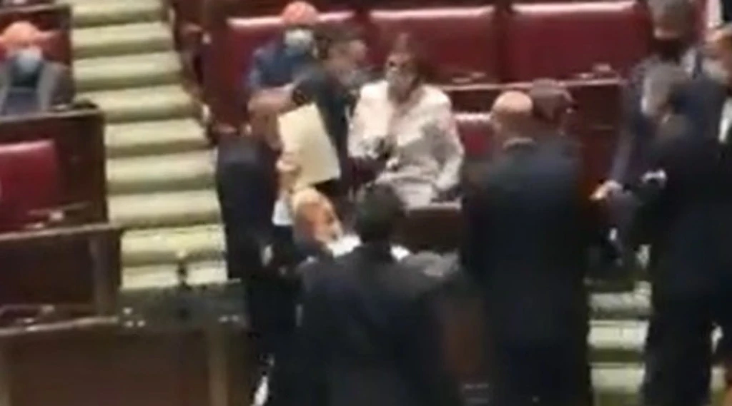 Vittorio Sgarbi scatena il caos alla Camera: insulti alla collega e alla Carfagna, trascinato via tra le urla "pagliaccio"