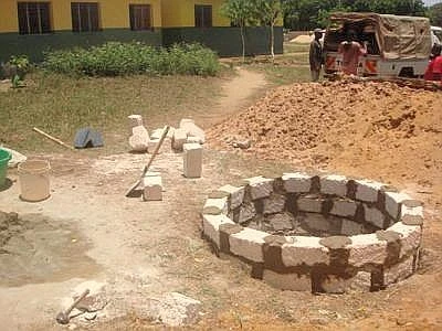 In Kenya si costruiscono aule scolastiche e cisterne per l'acqua