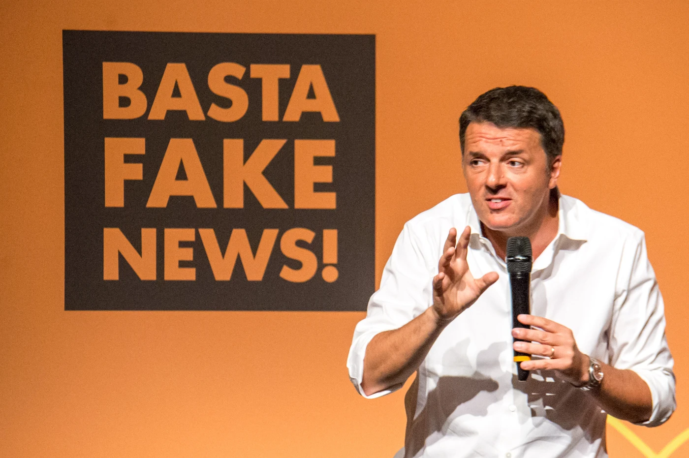 Matteo Renzi, il piano per tornare ai vertici del Pd: niente più nuovo partito, ora punta alle primarie