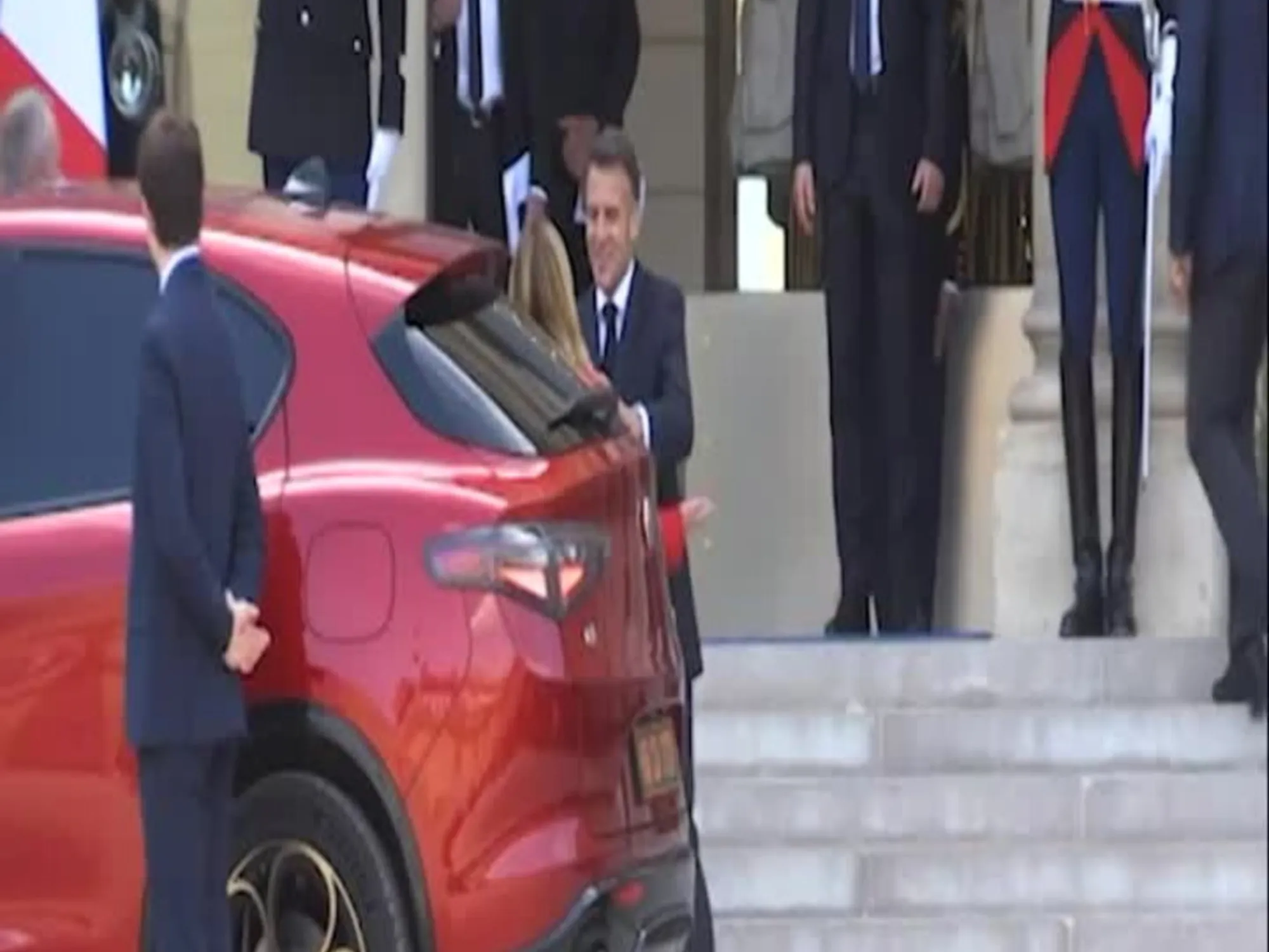 Meloni da Macron, auto e vestito: come si presenta all'Eliseo