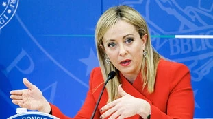 Giorgia Meloni, le signore in rosso copiano il suo taglio