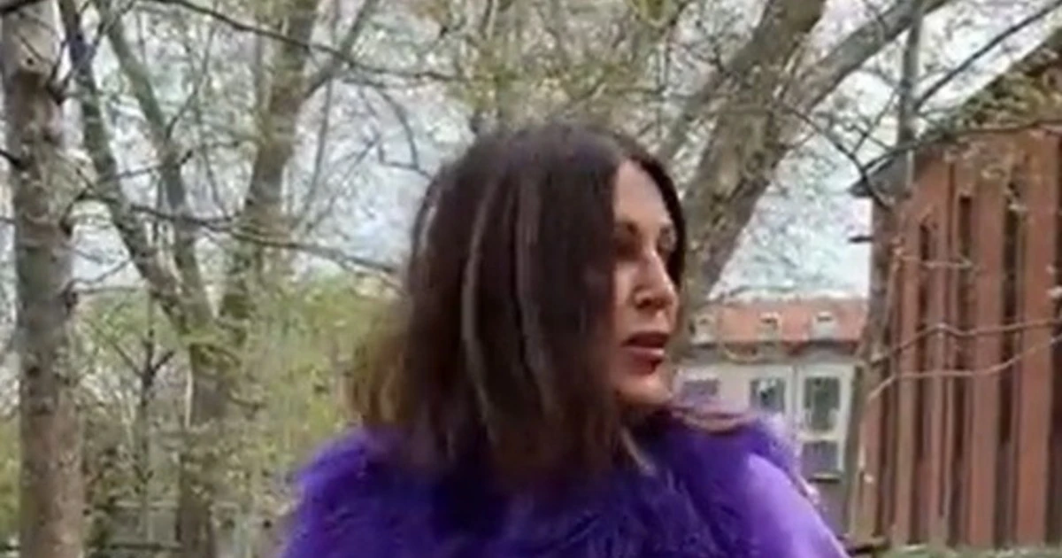 Daniela Santanchè al parco vestita così: cosa "spunta" lì sotto, il più incredibile degli outfit