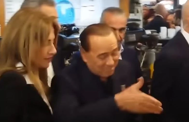 Silvio Berlusconi e il sesso a 82 anni: "Un grande scopat***, oggi...". In diretta, l'insospettabile soffiata