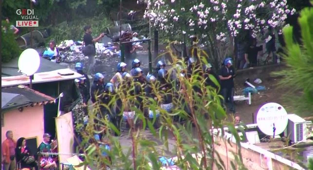 Primavalle, abusivi contro lo sgombero di un palazzo occupato. Salvini: "Immigrati e centri sociali violenti"