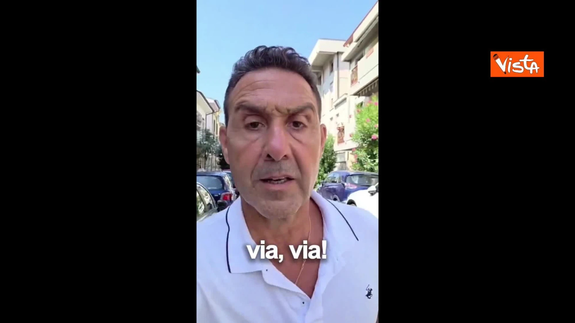 Roberto Vannacci corre in strada: "Scappo da Meloni...", Schlein e Conte ko