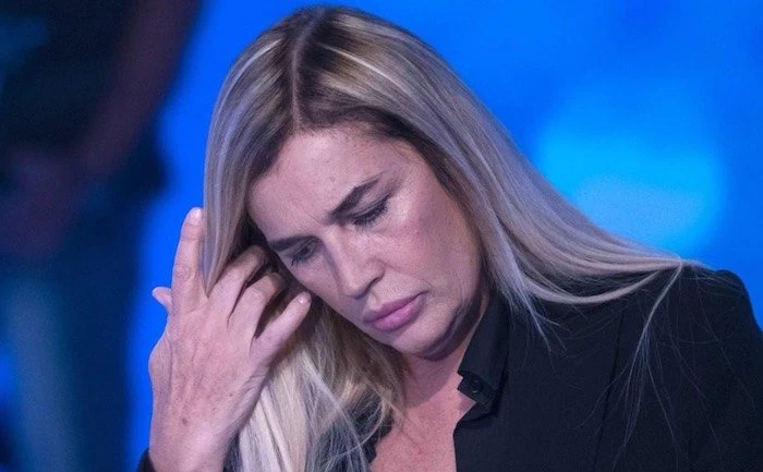 Grande Fratello Vip, la decisione sconcertante: lunedì sera Lory Del Santo, dopo il suicidio del figlio...