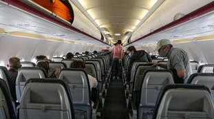 Dramma sull'aereo di ritorno a Malta, "9 positivi al Covid": ecco che fine fanno i passeggeri col Green Pass