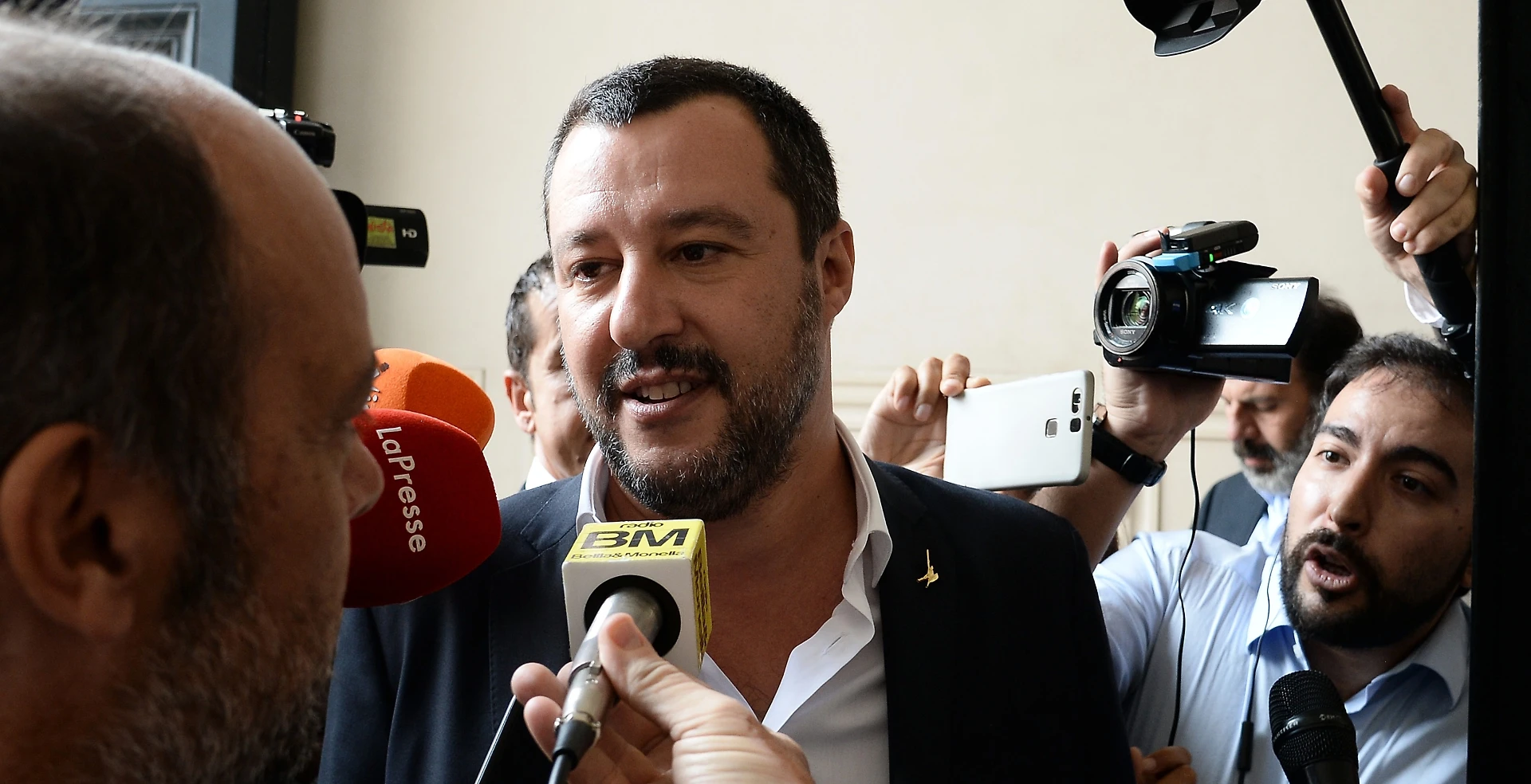 Matteo Salvini: "Meno immigrati, risparmiato un miliardo. E assumo 10mila persone nelle forze dell'ordine"