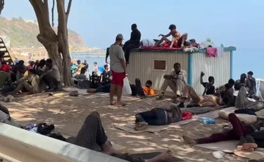 Ceuta, baraccopoli di migranti marocchini sulla spiaggia: le immagini-choc