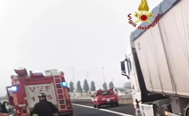 Incidente sull'A1, auto contro autotreno: 16enne muore sul colpo