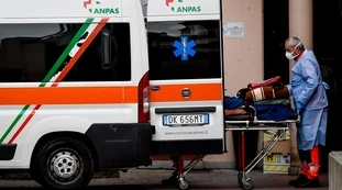 Variante Delta, a Trieste la situazione precipita: file di malati fuori dagli ospedali
