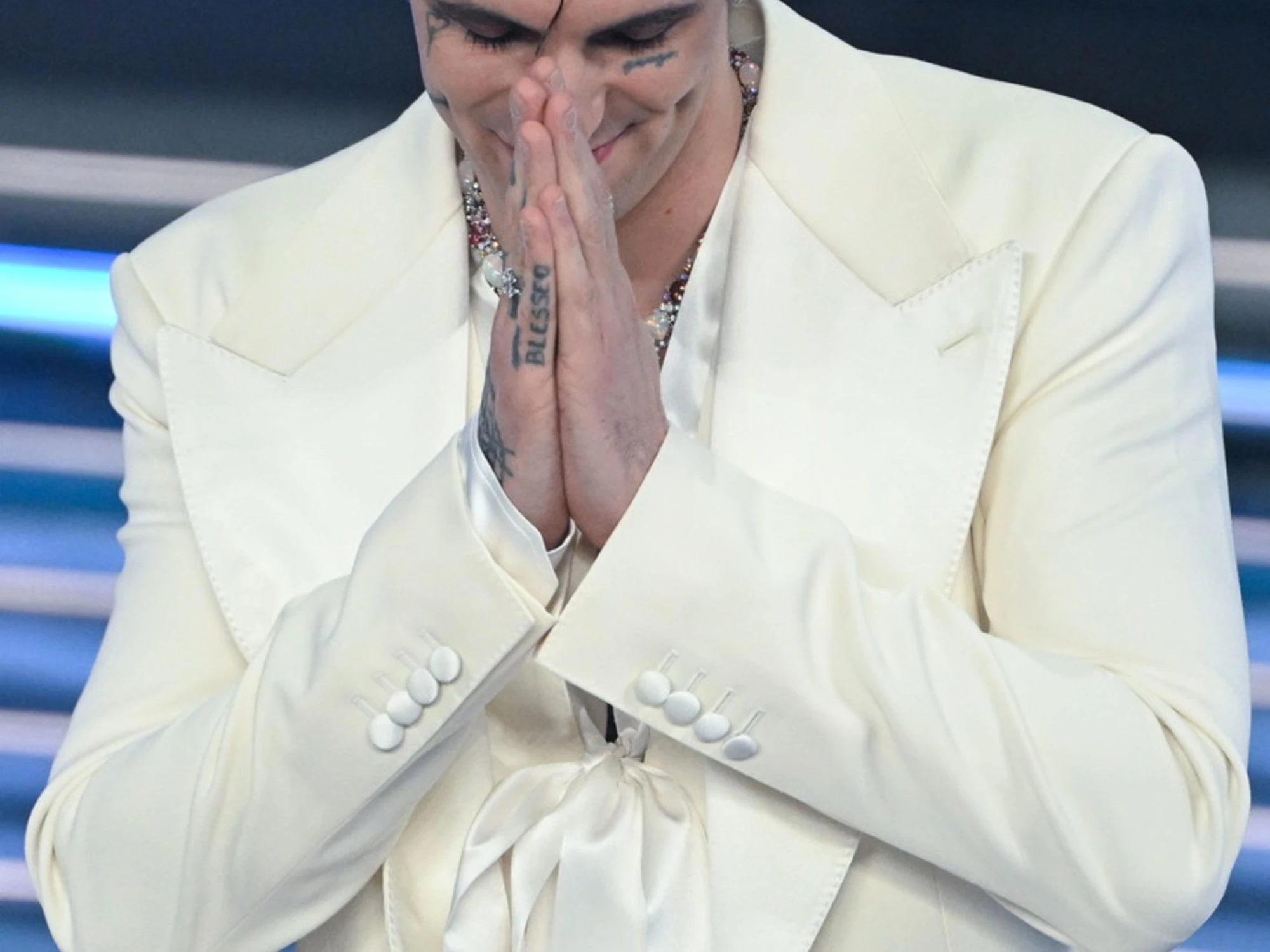 Sanremo 2026, la diretta della seconda serata: delirio per Achille Lauro, l'imbarazzo della Pausini