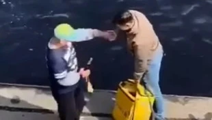 Kiev, come consegna cibo a domicilio nella città in guerra: il video fa il giro del mondo