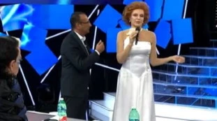 Tale e quale show, Alba Parietti fa la Vanoni: "Fino in Bangladesh", clamorosa e brutale stroncatura. Cala il gelo