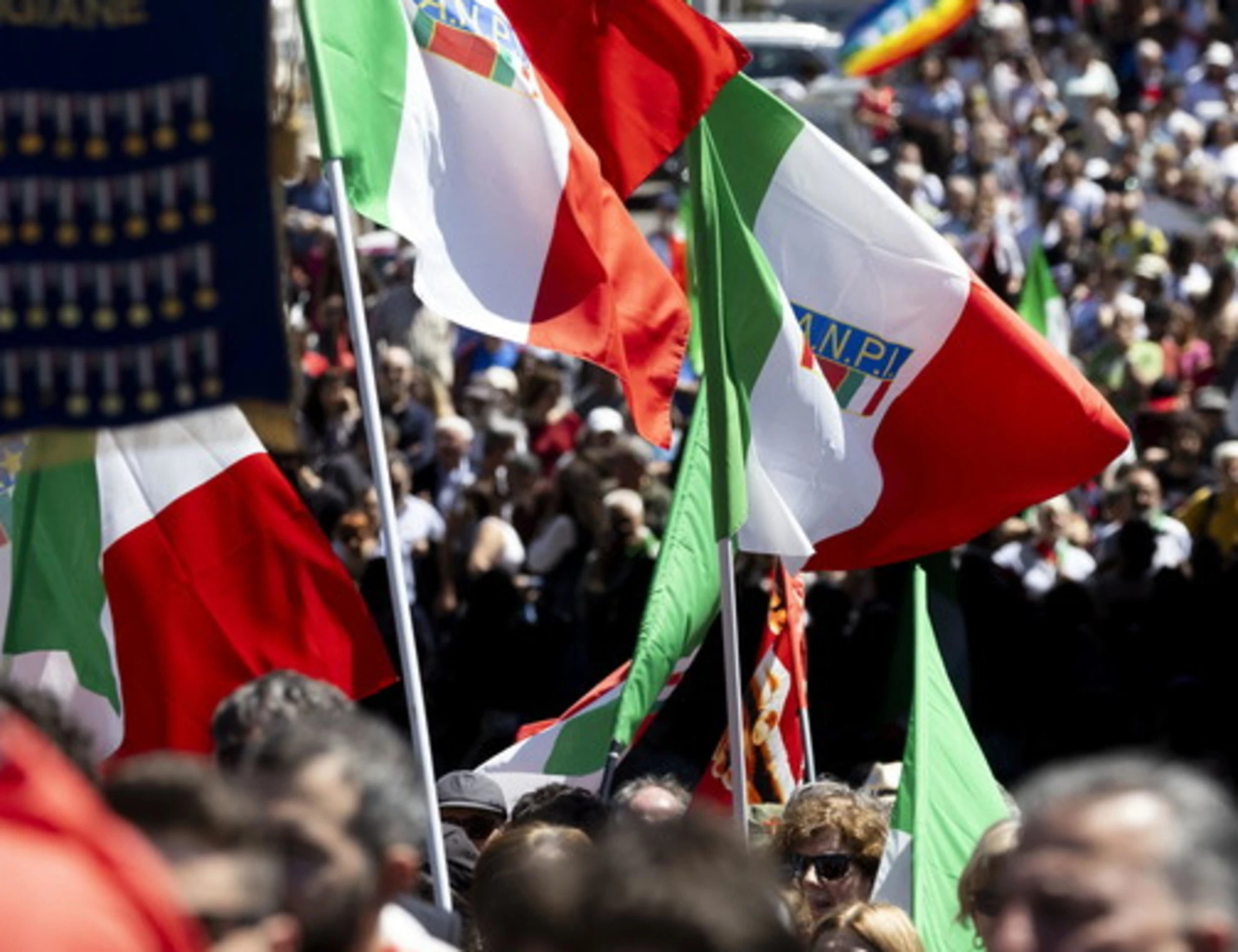 25 aprile, colpi di pistola ad aria compressa nella folla: choc a Roma, due feriti