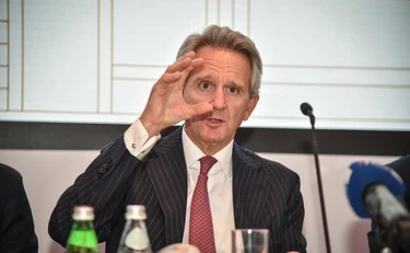 Mediobanca strapazza Generali per resistere alla scalata di Mps