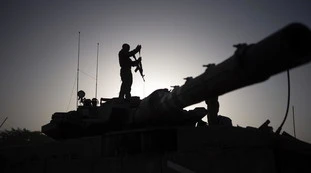 Israele, tank ammassati al valico di Rafah: tutto pronto per l'attacco finale