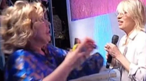 "Lasciala stare". Tina nomina Sabrina Ferilli: zittita dalla De Filippi