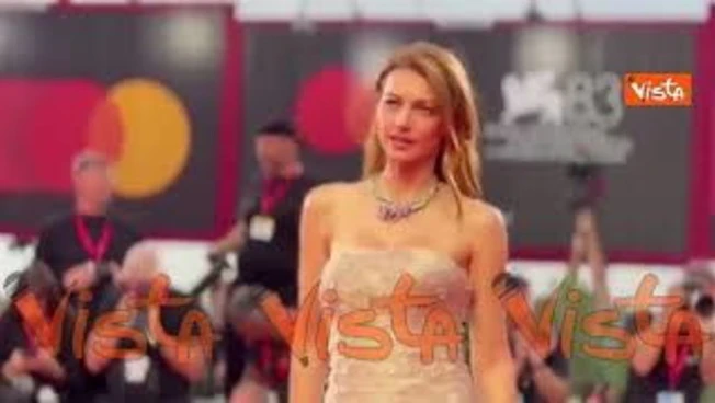 Venezia 83, Laura Barth e Joaquin Morodo in posa insieme sul red carpet