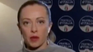 Giorgia Meloni parla e Matteo Renzi beccato mentre sghignazza: "Ma cos'ha?"